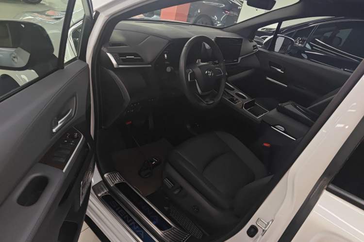 Used Toyota SIENNA 2024 2.5L Hybrid Luxury Edition