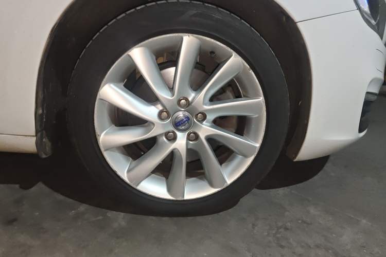 Used Volvo S60 2014 S60L 2.0T Zhiyuan Edition Right Front Wheel Hub