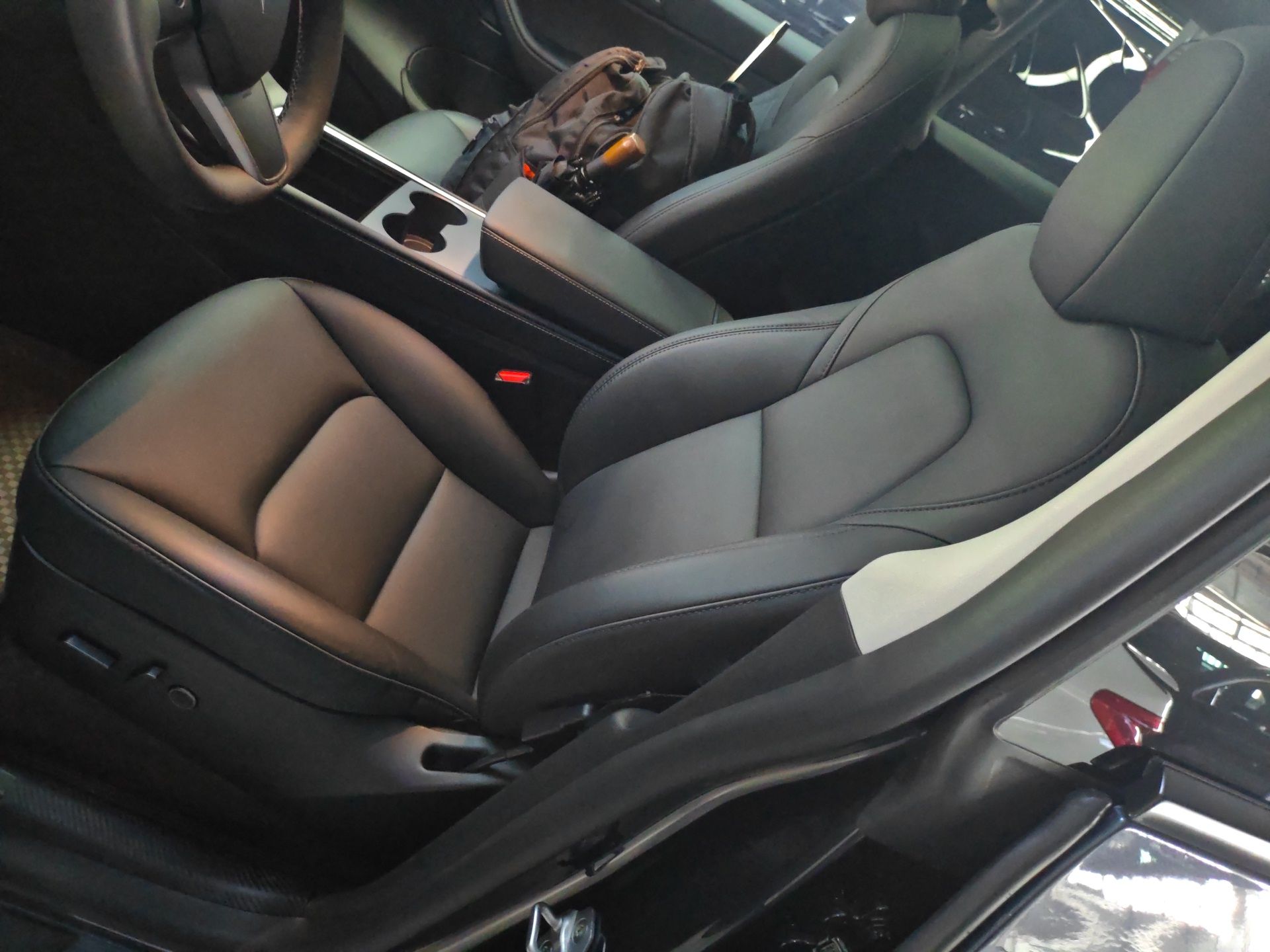 Переднее сиденье в автомобиле