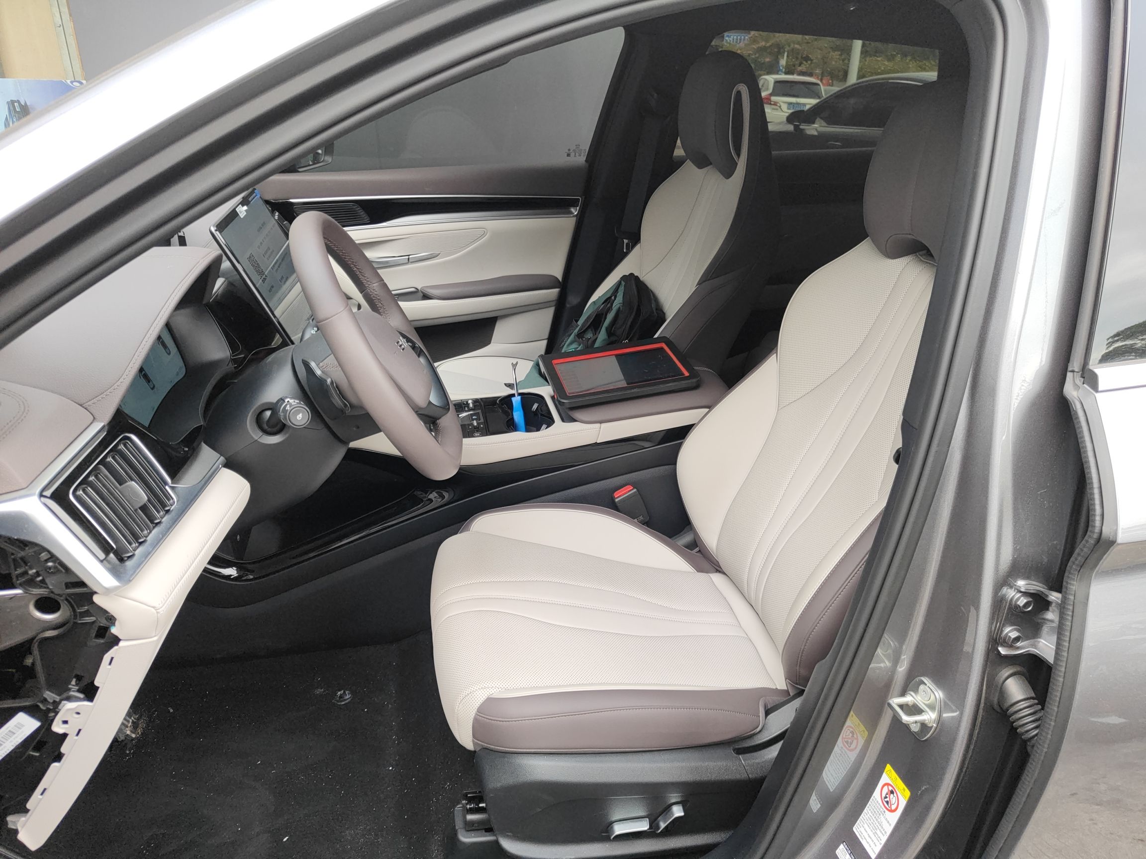 المقاعد الأمامية داخل السيارة