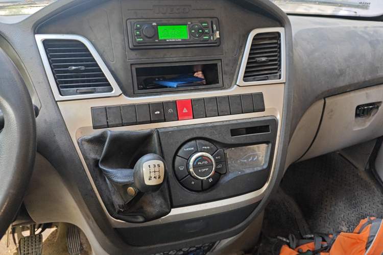 Used Iveco Power Daily 2017 2.5T Deluxe A37 High-Roof 6-7 Seater Bus 47Z5 Audio And AC Panel