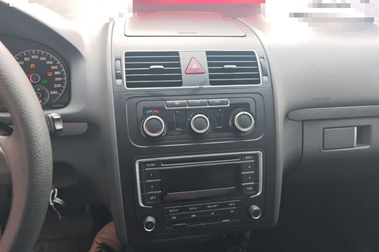 Used Volkswagen Touran 2015 1.4T DSG Comfort Edition 5 Seats Audio And AC Panel