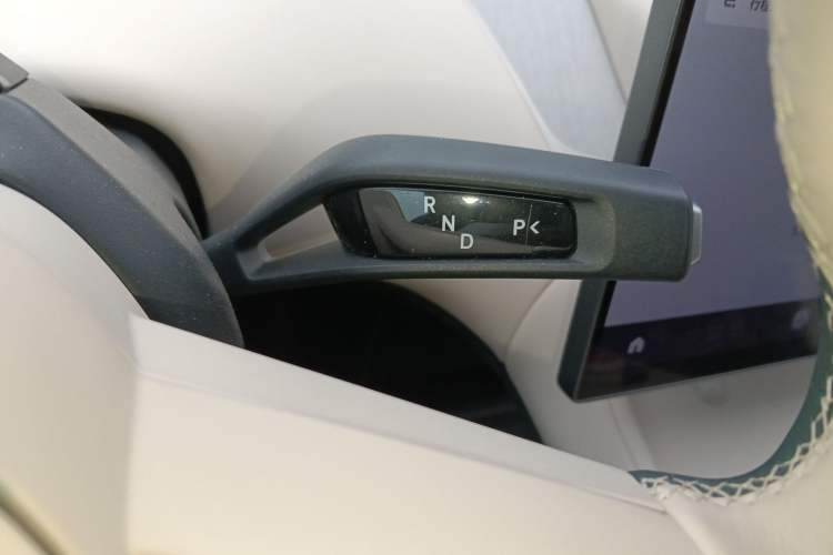 Used Xiaomi Auto YU7 2025 Ultra-Long Range Rear-Wheel Drive Version Gear Lever