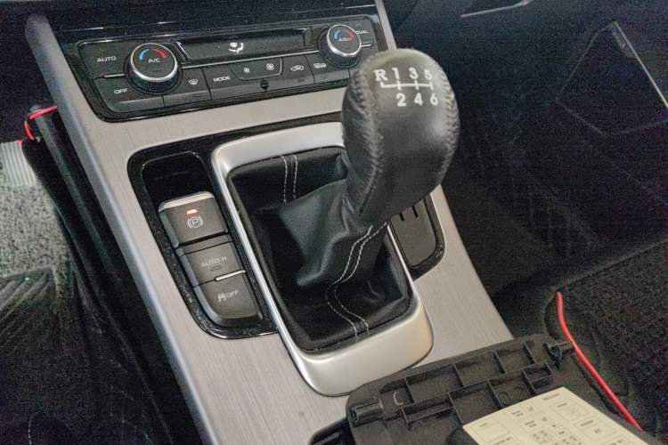 Used Geely Auto Emgrand X7 Sport 2021 Million Edition 1.8TD Manual Two-Wheel Drive Comfort Model Gear Lever