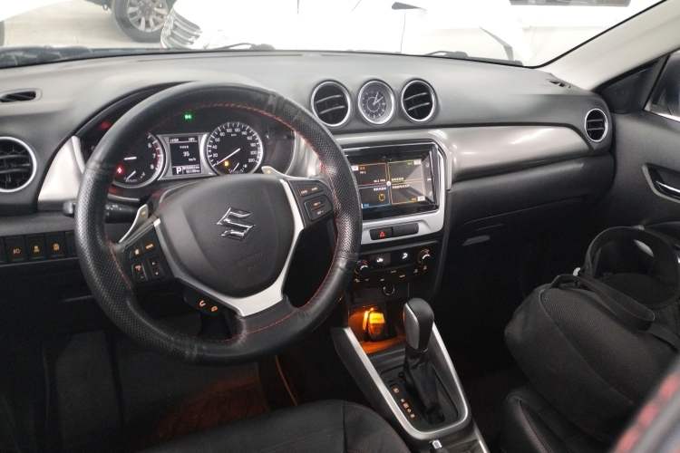 Used Suzuki Vitara 2016 1.4T Automatic Two-Wheel Drive Luxury Version Center Console