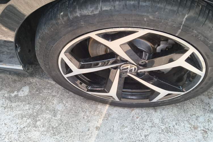 Used Volkswagen Magotan 2023 2 Million Units Limited Edition 330TSI DSG Leading Version Right Front Wheel Hub