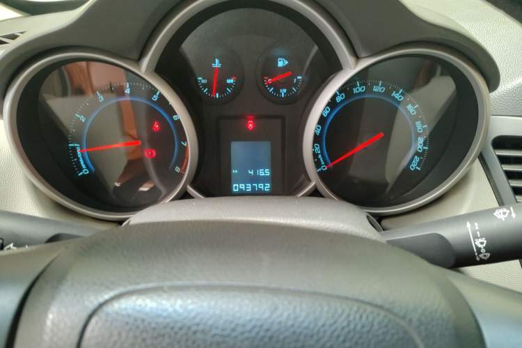 Used Chevrolet Cruze 2013 1.6L SL MT Odometer Close Up