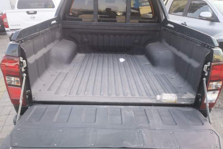 Used Isuzu D-MAX 2020 1.9T 4x4 Automatic Comfort Edition China VI Standard RZ4E Hi-Power
