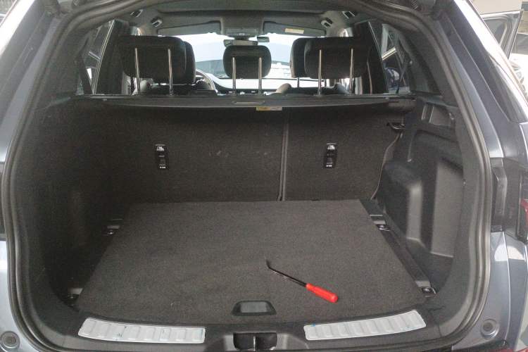 Used Land Rover Discovery Sport 2020 249 PS R-Dynamic Performance Edition Trunk