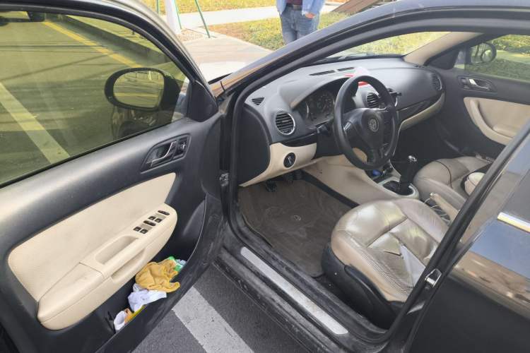 Used Volkswagen Lavida 2011 1.6L Manual - Premium Edition Driver Seat