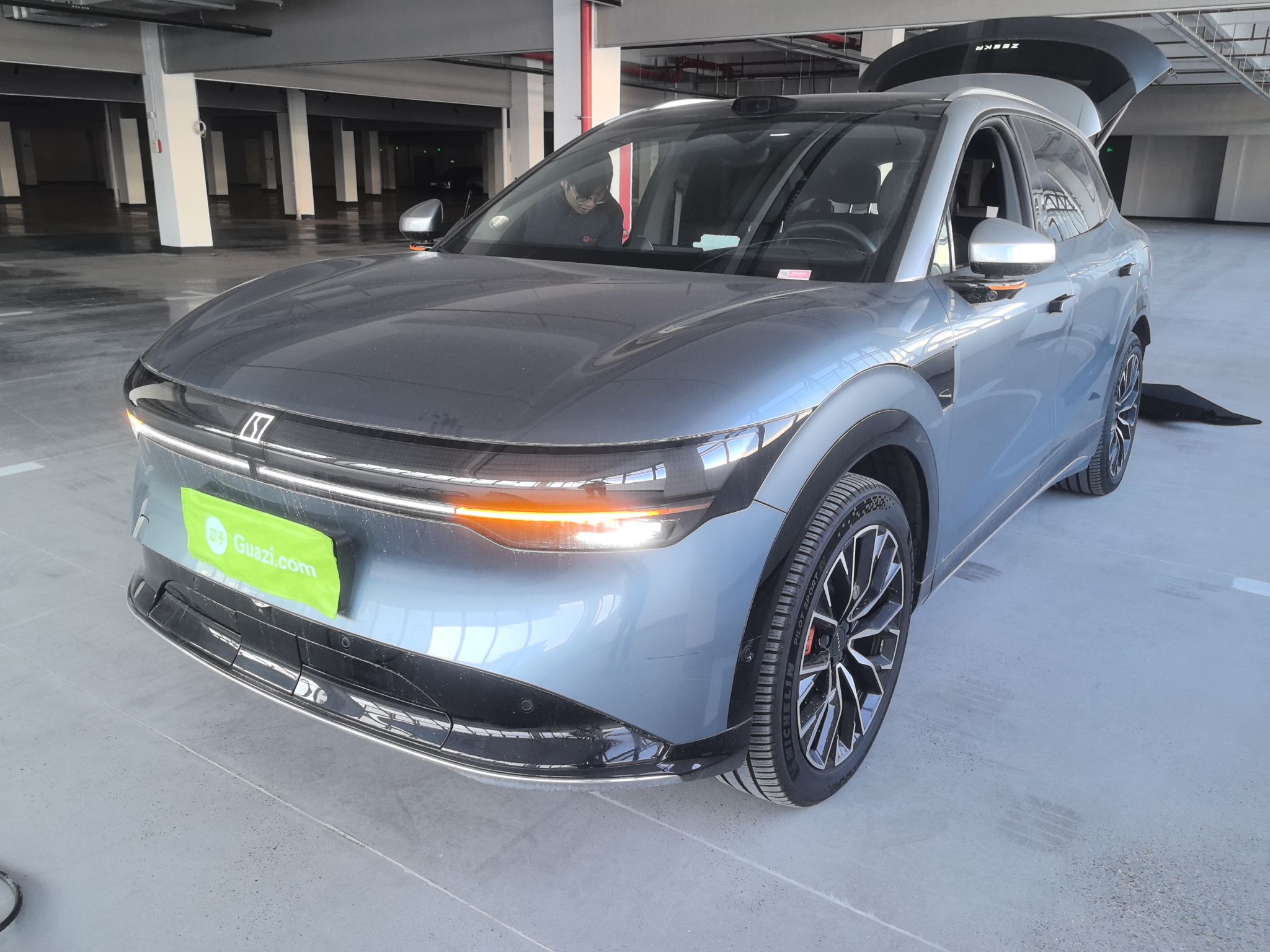 Под передней частью автомобиля