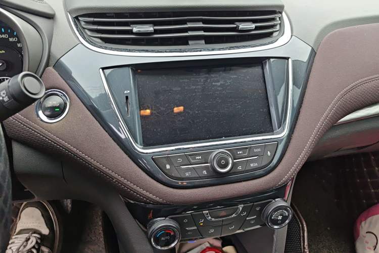 Used Chevrolet Malibu 2017 1.5T Automatic Luxury Edition Audio And AC Panel