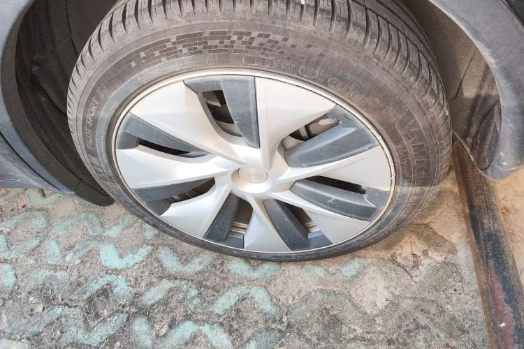 Used Tesla Model Y 2021 Standard Range Rear-Wheel Drive Version Right Front Wheel Hub