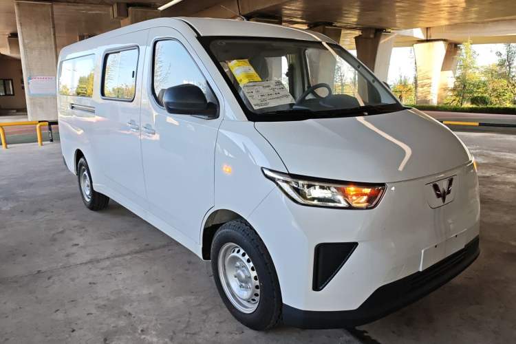Used Wuling Yangguang 2024 300KM Comfort Version Passenger Van 75kW