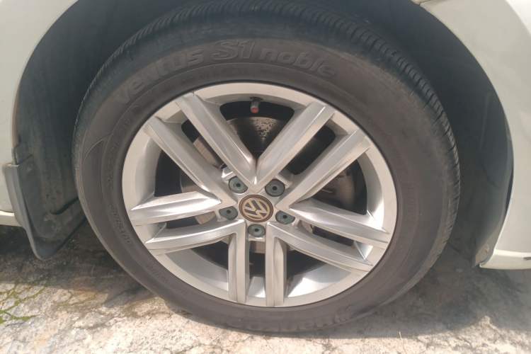 Used Volkswagen Gran Lavida 2017 230TSI DSG Comfort Edition Right Front Wheel Hub