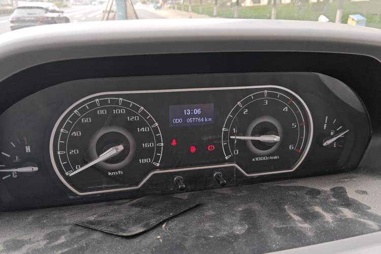 Used SAIC MAXUS Xintu V80 2018 2.5T 6-speed manual Aoyuntong short-wheelbase ultra-low roof 5- or 6-seat model