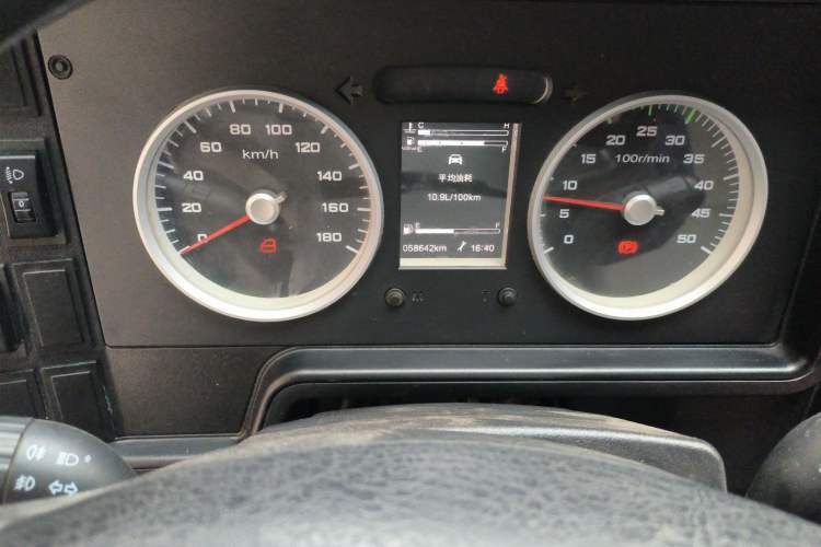 Used Iveco Daily 2021 2.5T A35 M1 Passenger Van 5-9 Seater Short Wheelbase Mid-Roof Design Dual Tires Manual Doors
