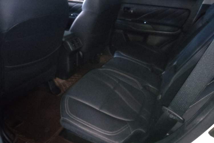 Used Mitsubishi Outlander 2020 2.0L Two-Wheel Drive Enjoyment Version 5 Seats Left Rear Seat