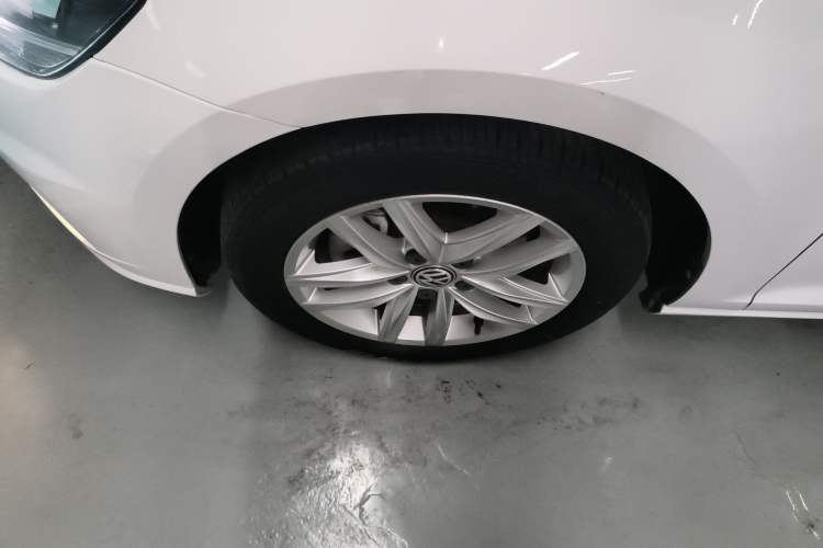 Used Volkswagen Golf 2018 230TSI Automatic Comfort Model Left Front Wheel Hub