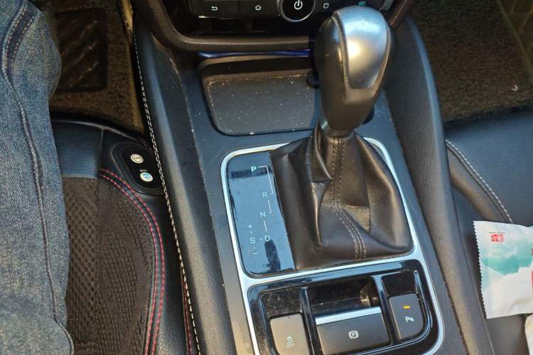 Used BYD Song MAX 2017 1.5T Automatic Smart Connect Elite 7-Seater Gear Lever