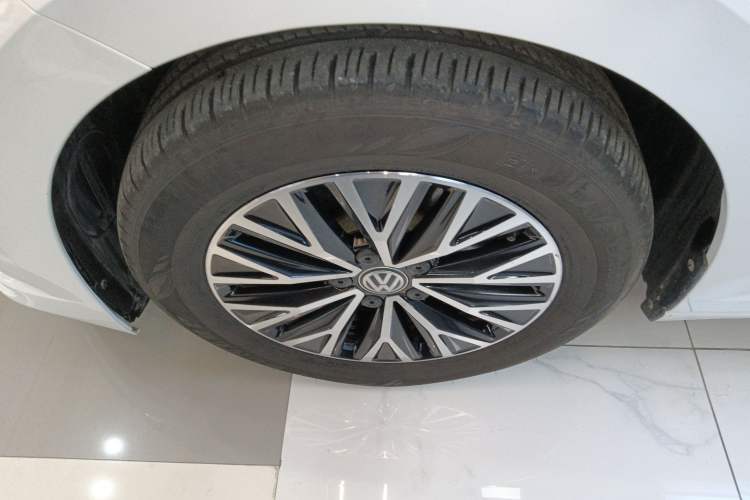 Used Volkswagen Sagitar 2021 280TSI DSG Comfort Connect Edition Left Front Wheel Hub