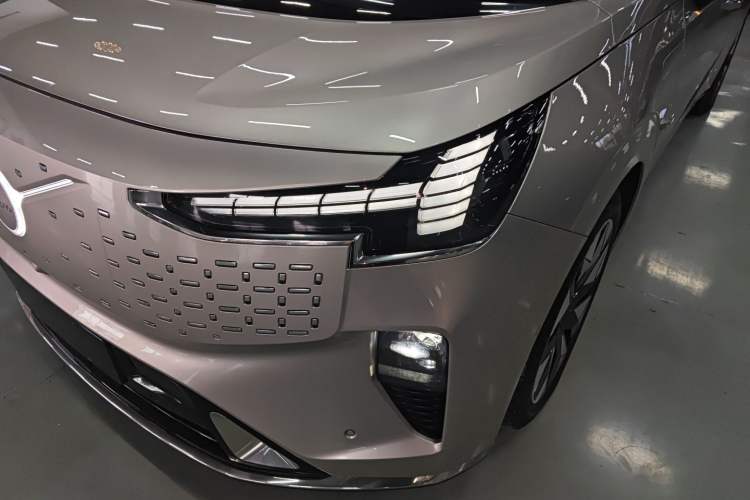 Used Volvo EM90 2025 Ultra Six-Seater
