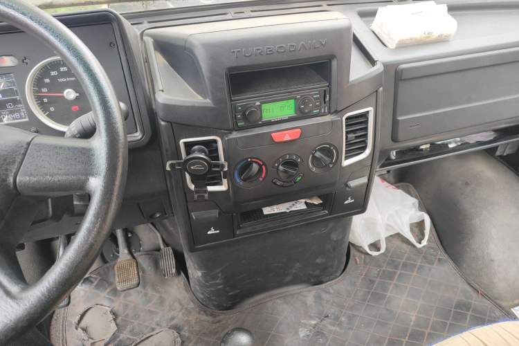 Used Iveco Daily 2020 2.5T A35 Passenger Van with Dual Tires Mid-Roof Design 5-9 Seater Side-Sliding Door China V Emission Standard