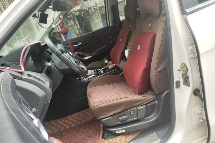 Used JMC Yusheng S350 2016 2.4T Automatic 2WD Diesel Luxury Version with Sunroof 7 Seats
