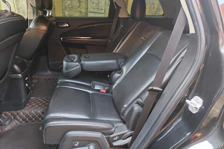 Used Dodge Journey 2013 2.4L Two-Wheel Drive Luxury Version Left Rear Seat