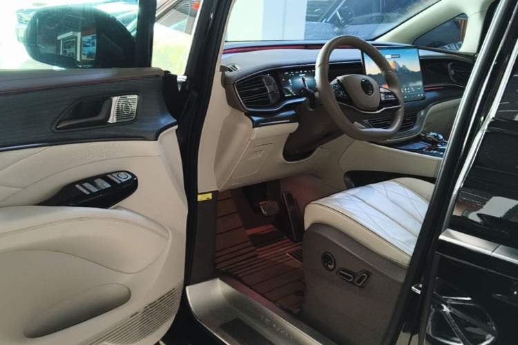 Used Denza D9 2022 DM-i 970 Four-Wheel Drive Flagship Model Driver Seat