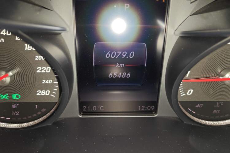 Used Mercedes-Benz GLC 2019 GLC 260 4MATIC Dynamic Edition Odometer Close Up