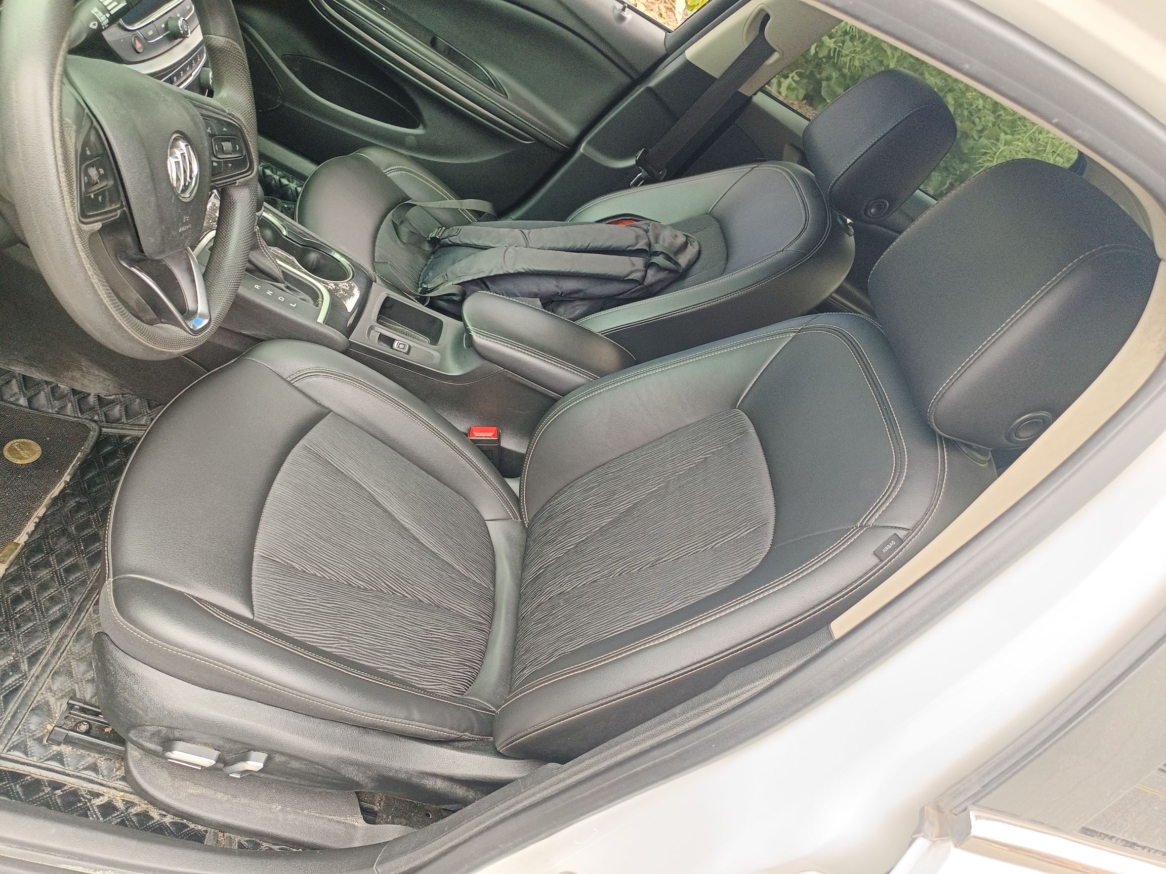 Переднее сиденье в автомобиле