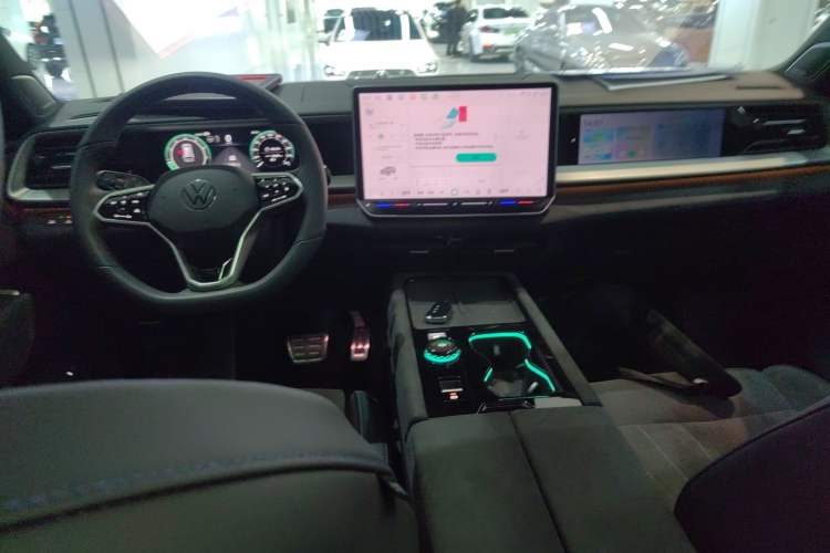 Used Volkswagen Teramont 2025 Tiguan Pro 450TSI Four-Wheel Drive Summit Edition Center Console