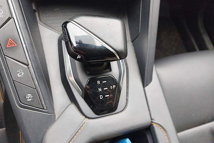 Used Lynk & Co 06 EM-P 2022 PHEV 84 km Range Pro Version Gear Lever