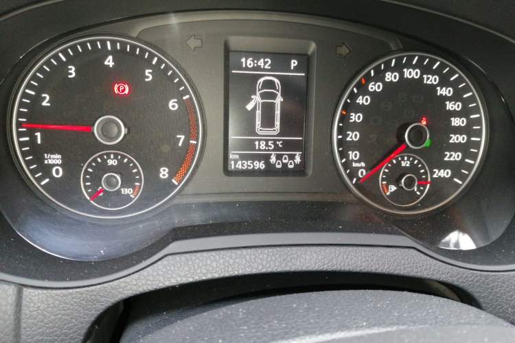 Used Volkswagen Sharan 2015 1.8TSI Comfort Model Odometer Close Up