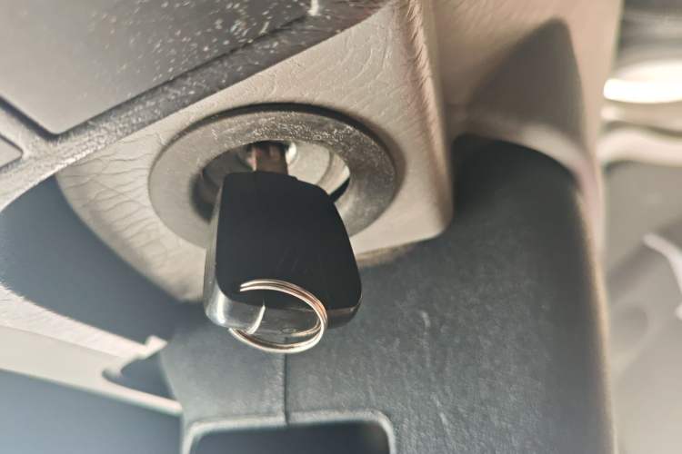 Used Foton Scenic G5 2022 2.0T Diesel Commercial Version Standard Window 5/6 Seats 4F20TC3
