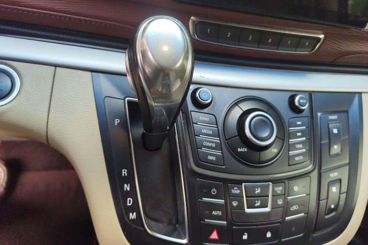 Used Buick GL8 2015 2.4L Luxury Business Premium Edition
