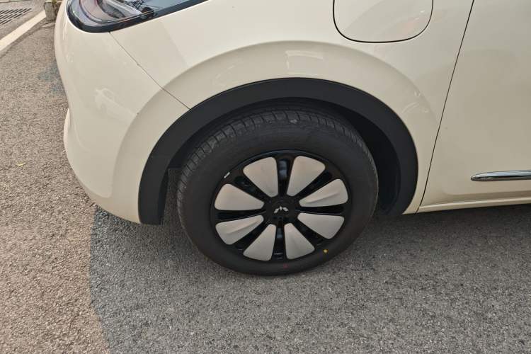 Used Wuling Bingo 2025 333 km Lingxi Connected Version Left Front Wheel Hub