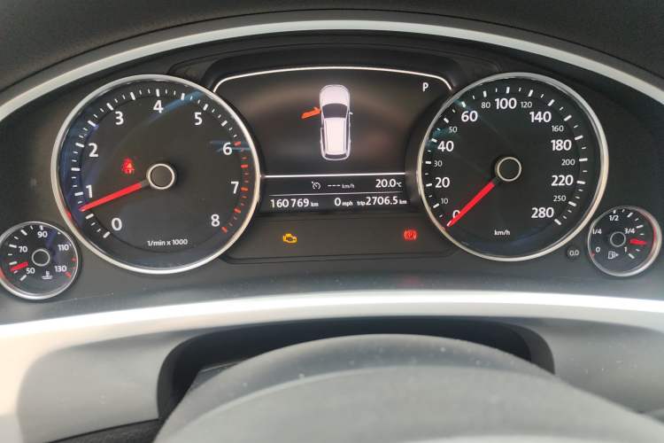 Used Volkswagen Touareg 2011 3.0 TSI High-End Version Odometer Close Up