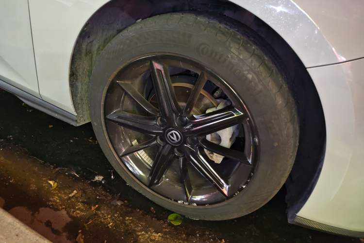 Used CHANGAN UNI-V 2022 1.5T Prestige Version Right Front Wheel Hub