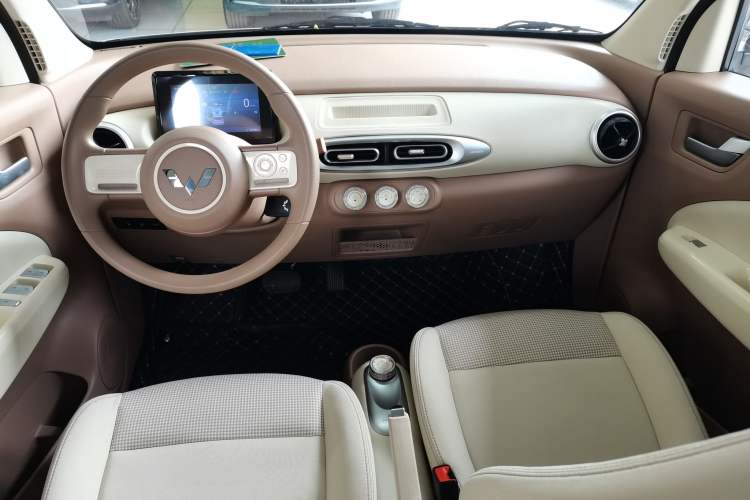 Used Wuling Hongguang MINIEV 2025 Four-Door Version Advanced Edition Center Console