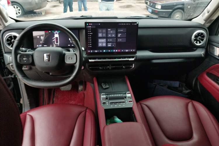 Used Tank 300 2025 2.0T Conqueror Center Console