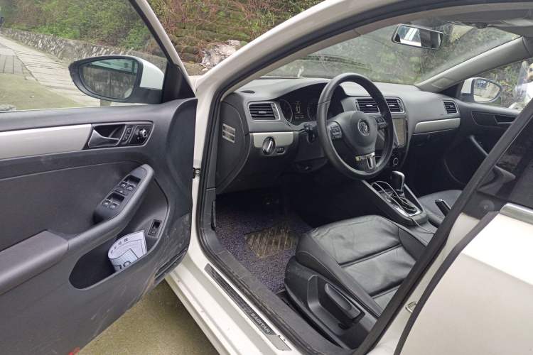 Used Volkswagen Sagitar 2014 1.4TSI Automatic Luxury Model Driver Seat