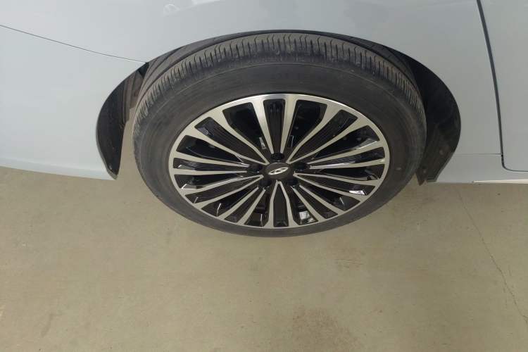 Used Chery Fengyun A8L 2025 1.5 TGDI 145 km Luxury Version Right Rear Wheel Hub