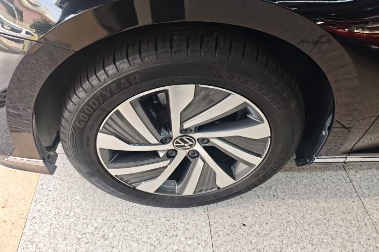 Used Volkswagen Magotan GTE Plug-in Hybrid 2022 GTE Luxury Model Left Front Wheel Hub