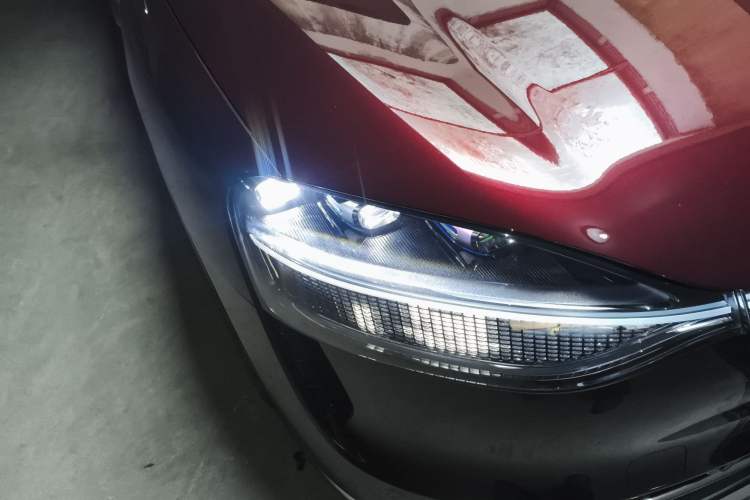 Used Hima AITO M9 2025 Extended-Range Ultra Version 52 kWh 6-Seater Right Front Headlight