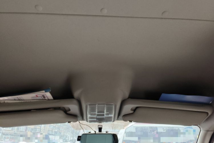 Used SAIC MAXUS Xintu V80 2016 2.5T Manual Aoyuntong National IV Short Wheelbase Mid-Roof 6-Seater