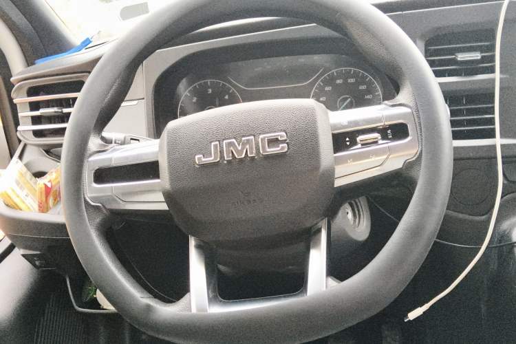 Used JMC Fushun 2023 2.0T Manual Mid-Drive Mid-Roof Commercial Multi-Purpose 7-Seater Passenger Vehicle Steering Wheel
