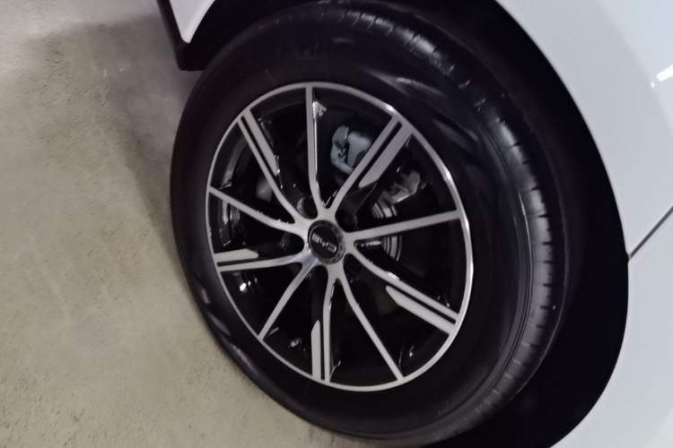 Used BYD Seal 06 New Energy 2025 DM-i Smart Drive 120KM Deluxe Model Right Rear Wheel Hub