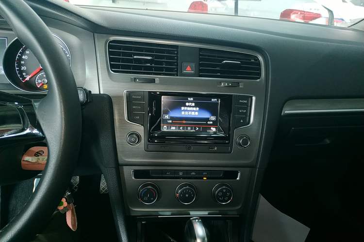 Used Volkswagen Golf 2016 230TSI Automatic Comfort Version Audio And AC Panel